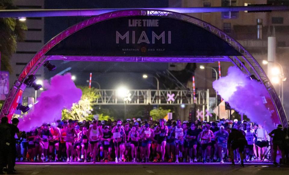 Corredores salen al inicio del Maratón y Medio Maratón Life Time de Miami, el domingo 29 de enero de 2023, en el downtown de Miami, Florida.