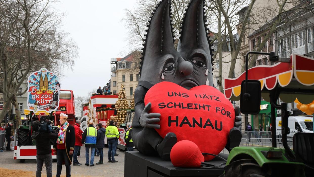 Trauer im Karneval: Motivwagen zum Anschlag von Hanau vor dem Rosenmontagszug in Köln.