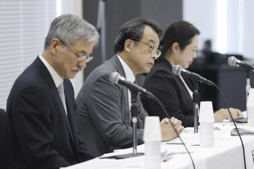 El abogado y exfiscal Makoto Hayashi, centro, habla durante una conferencia de prensa en Tokio el 29 de agosto de 2023. El equipo de investigación, creado para inspeccionar a una poderosa agencia de talento para bandas de chicos japonesas, cuyo fundador es acusado de abusar sexualmente de cientos de personas, incluyendo menores de edad, recomendó el martes que la directora ejecutiva renuncie para asumir la responsabilidad. Hayashi, quien dirige la investigación, dijo que el equipo también recomienda una compensación financiera para aquellos que han denunciado y que denunciarán. (Kyodo News vía AP)