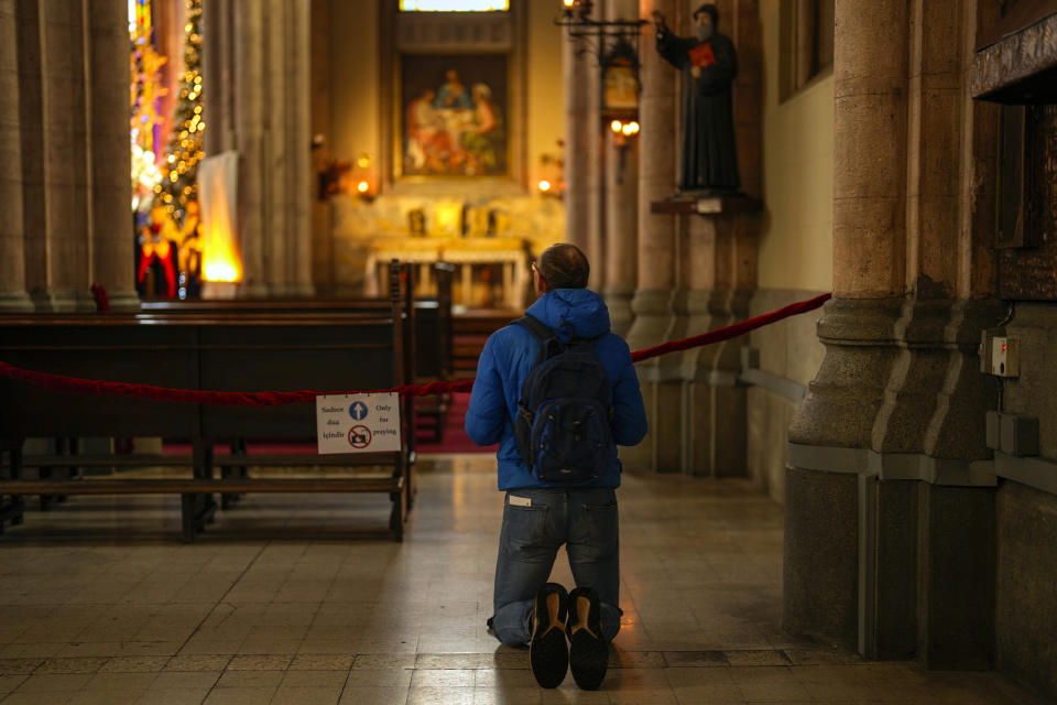 Una persona en la iglesia San Antonio de Padua en Estambul, el 29 de enero de 2024. . (Foto AP /Francisco Seco)