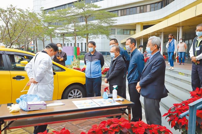 雲林縣原只有2輛防疫計程車不敷使用，雲林縣府工務處號召更多運匠加入，增到15輛，交通部次長陳彥伯22日到雲林縣府視察防疫車隊。（周麗蘭攝）