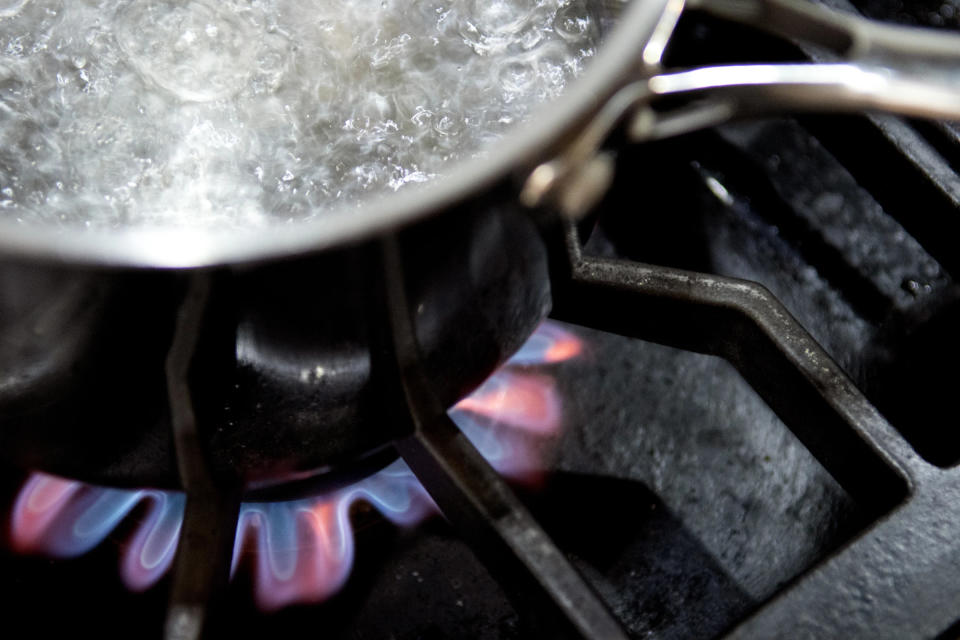Ein Topf mit kochendem Wasser steht auf dem Brenner eines Gasherds (Foto: Michael Bocchieri/Getty Images)