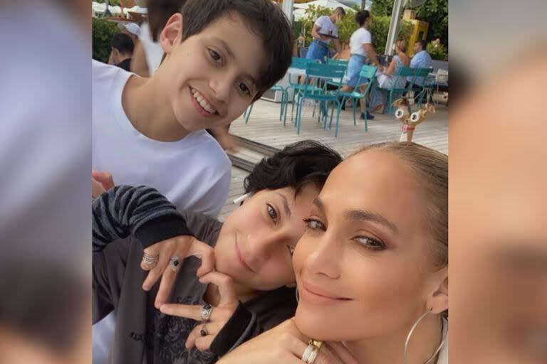 Jennifer Lopez tiene dos hijos: Max y Emme, ambos tienen 16 años y su padre es el cantante Marc Anthony