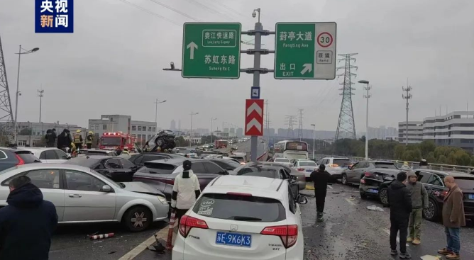 中國江蘇蘇州工業區一處高速公路發生上百輛車連環追撞事故。翻攝百度
