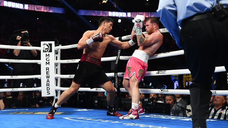 Russian boxer Dmitry Bivol (left) punches Álvarez during their light heavyweight world title boxing match at T-Mobile Arena in Las Vegas, Nevada, May 7, 2022. - Patrick T. Fallon/AFP/Getty Images