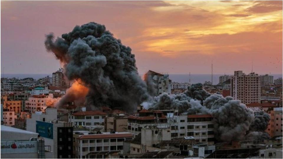 以色列戰機襲擊加沙巴勒斯坦塔後升起濃煙