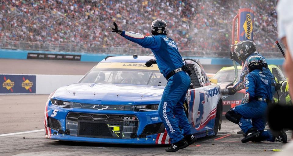 The No. 5 team performs a pit stop at Phoenix