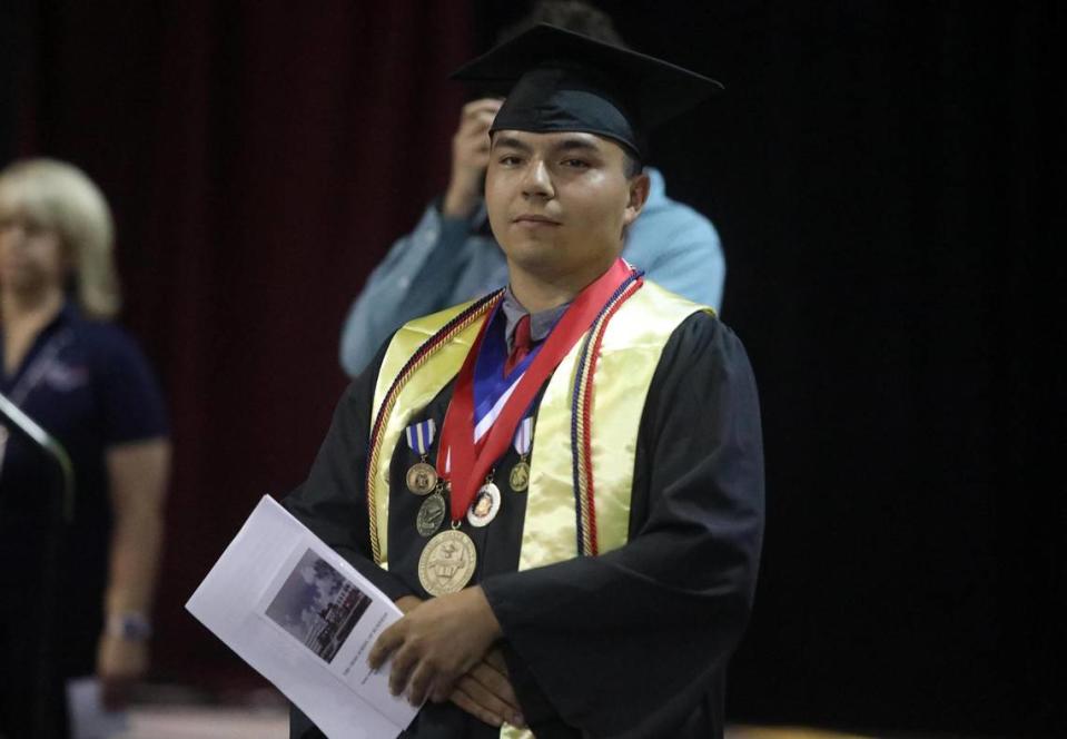 Sylas Ramos se graduó con una licenciatura en administración de empresas de Fresno State el viernes por la mañana. Fue el medallista del decano de la Escuela de Negocios Craig. JUAN ESPARZA LOERA/jesparza@vidaenelvalle.com