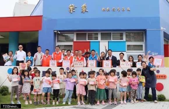 行政院長陳建仁（中排中）視察頭份市后庄非營利幼兒園與小朋友合影。（記者江乾松攝）　