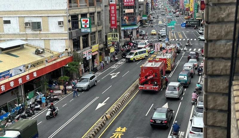 台南8日上午發生一起悲劇事故，一對母女過馬路遭休旅車撞上，造成1死1重傷。（翻攝自記者新聞網）