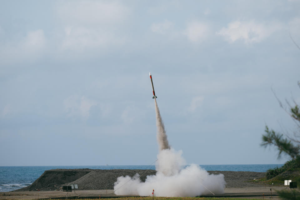 淡江大學航空太空工程學系研製探空火箭「淡江一型」，5日清晨在位於屏東旭海的短期科研探空火箭發射場域試射順利，驗證團隊設計工程、科研火箭能力。（圖／國家太空中心提供）