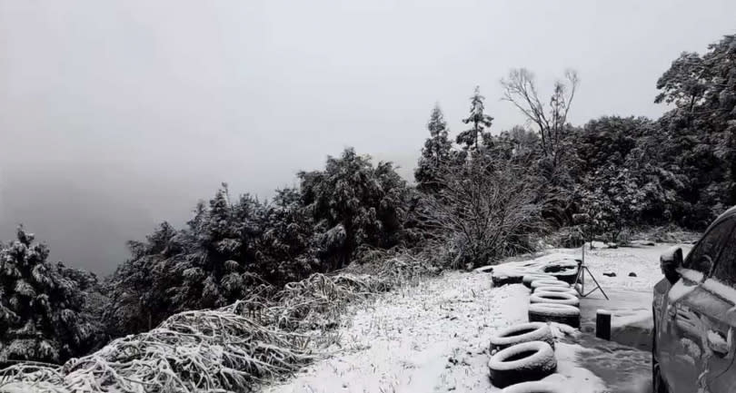 烏來於今日上午開始降雪。（圖／翻攝自臉書／新店警好讚）