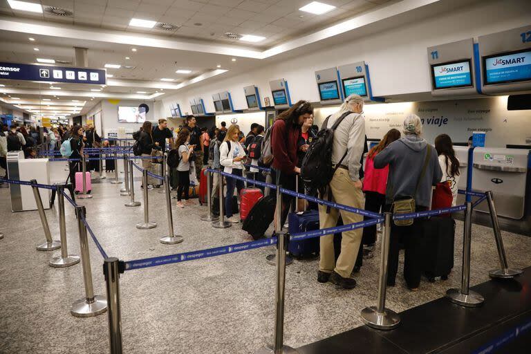 Temporal en Buenos Aires. Vuelos cancelados y pasajeros varados en el aeroparque Jorge Newbery