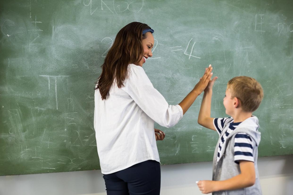 <a href="https://www.shutterstock.com/es/image-photo/happy-teacher-school-boy-giving-high-447169123" rel="nofollow noopener" target="_blank" data-ylk="slk:wavebreakmedia/Shutterstock;elm:context_link;itc:0;sec:content-canvas" class="link ">wavebreakmedia/Shutterstock</a>