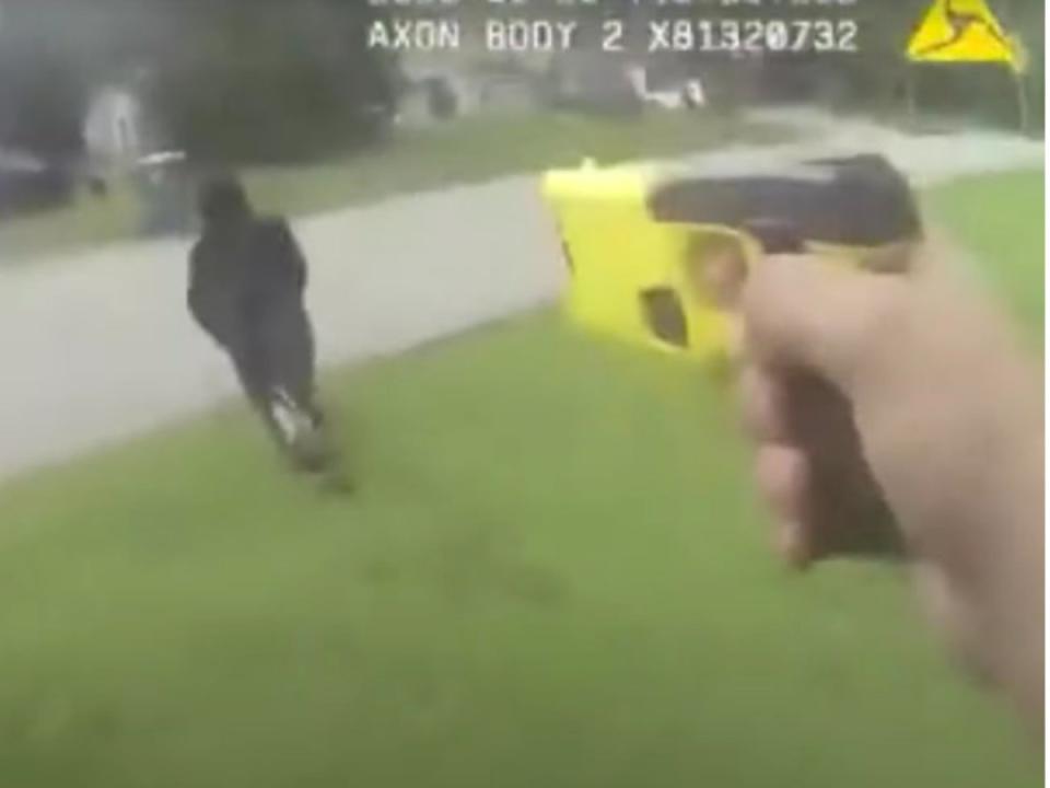 Sheriff’s deputy Hunter Sullivan aims a Taser weapon at Le’Keian Woods during a chase (Screengrab/First Coast News/YouTube)