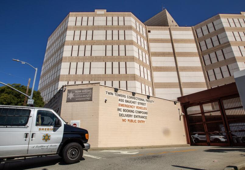 LOS ANGELES, CA-OCTOBER 19, 2023: A member of the Los Angeles County Sheriff's Department makes his way into the entrance to Tower One of the Men's Central Jail on Vignes Street in downtown Los Angeles. (Mel Melcon / Los Angeles Times)