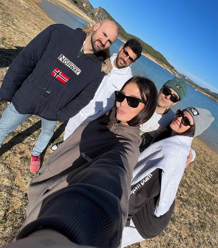 Laura Escanes y Alvaro de Luna con sus amigos