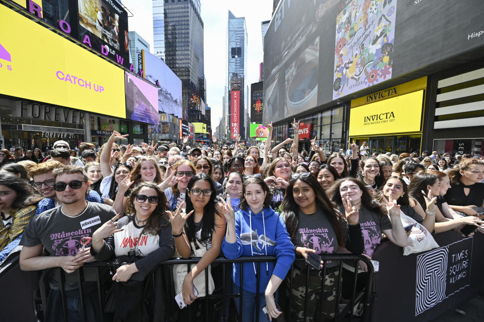 Fans de la banda de rock italiana Måneskin durante su concierto en Times Square el viernes 15 de septiembre de 2023, en Nueva York. (Foto Evan Agostini/Invision/AP)