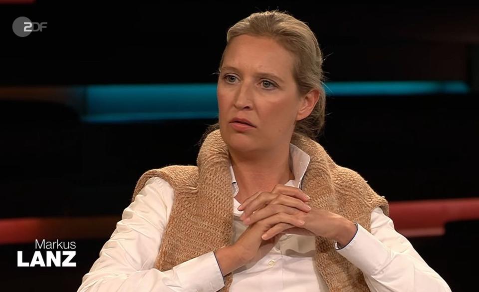 Alice Weidel, die Co-Vorsitzende der AfD-Bundestagsfraktion, sprach von einer "Defakto-Impfplicht" in Deutschland - Markus Lanz hielt dagegen. (Bild: ZDF)