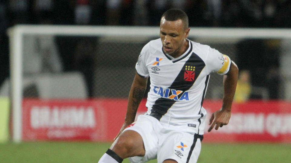 Luis Fabiano was sent off for a confrontation with the referee… not before the referee dived. (Photo: Goal)