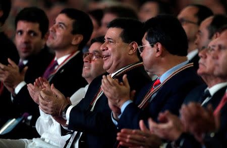 El presidente de Paraguay, Horacio Cartes (al centro), y Luis Alberto Moreno (izquierda), presidente del Banco Interamericano de Desarrollo (BID) asisten a la junta anual de gobernadores del organismo en Luque, Paraguay. 31 de marzo de 2017. REUTERS/Jorge Adorno