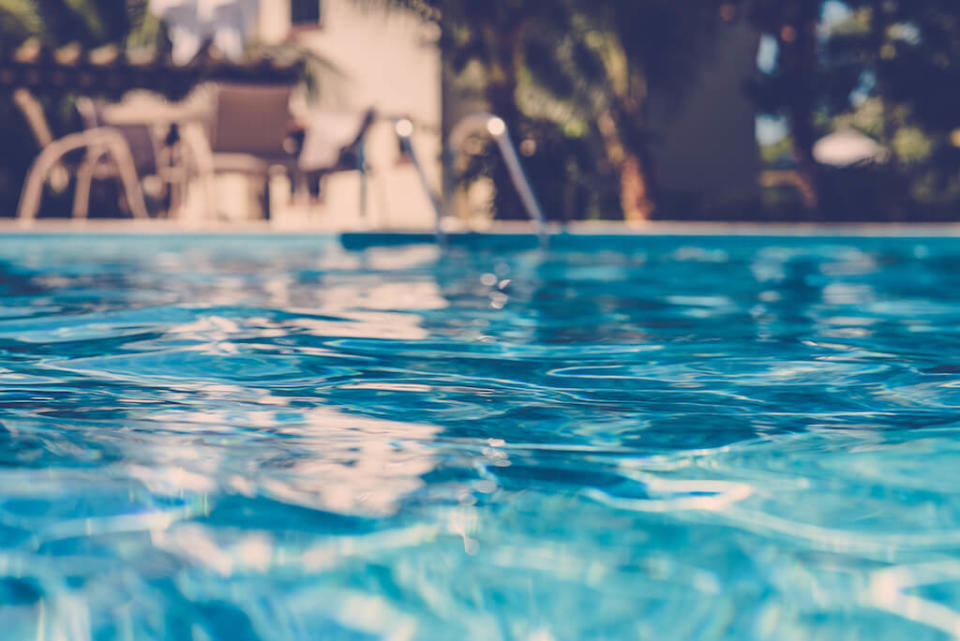 La prima voce, ovviamente, è l’acqua. Senza acqua non c’è piscina, e l’acqua dev’essere perfetta. E l’acqua dev’essere potabile, per ovvi motivi di igiene e salute. (Credits – Getty Images)