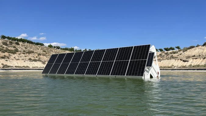 Soltec revoluciona la energía con Flotus, su seguidor solar flotante que aumenta la producción energética hasta un 25%