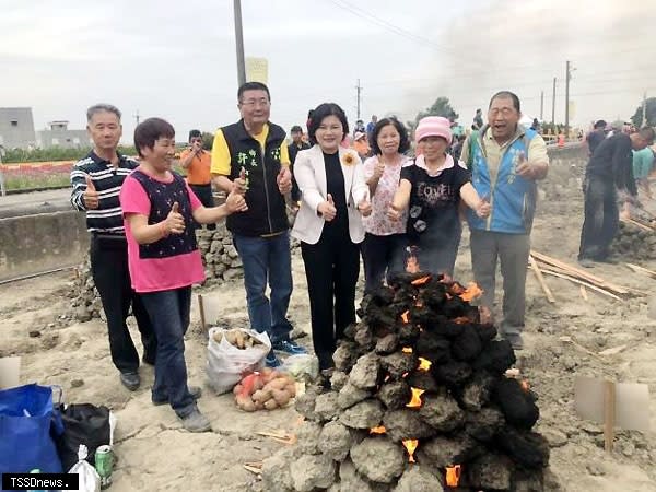 二○二○水林番薯文化節「今生金氏薯光再現」最多人焢窯破紀錄。（記者劉春生攝）