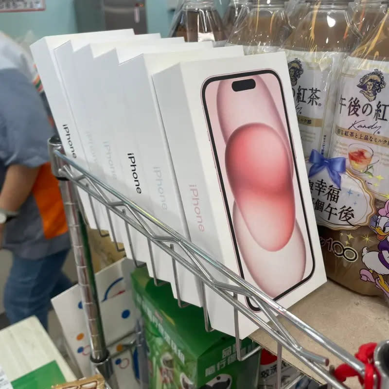 ▲網友分享自己去逛7-11的時候，意外發現架上擺放iPhone 15的現貨，引起熱烈討論。（圖/7-11全家各家新品分享區）