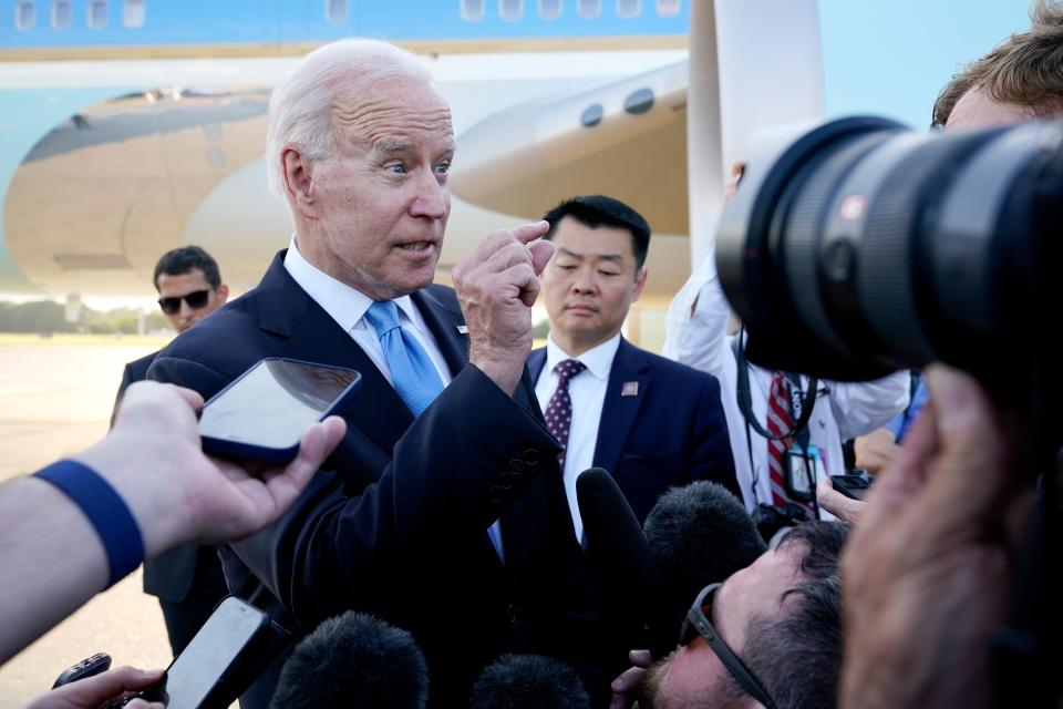 El presidente Joe Biden habla con los periodistas antes de abordar el Air Force One en el aeropuerto de Ginebra en Ginebra, Suiza, el miércoles 16 de junio de 2021. (AP)