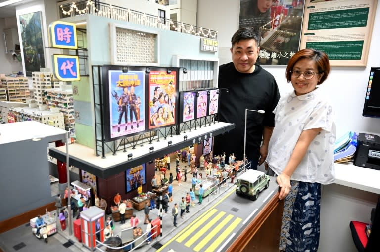 Maggie Chan (D) y Tony Lai (Iz) frente a una de sus maquetas en su estudio en Hong Kong, el 23 de junio de 2021