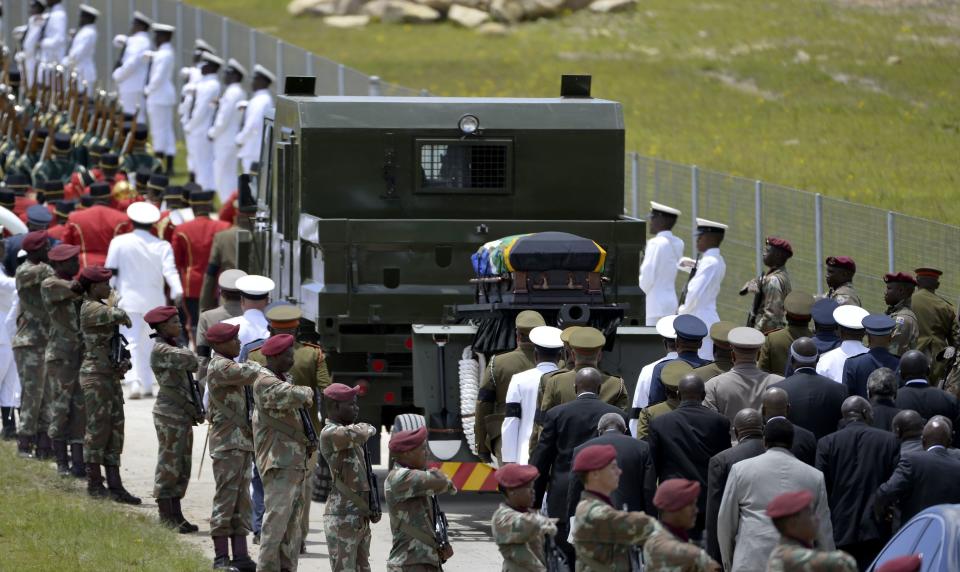 The coffin of former South African president Nelson Mandela is carried on a gun carriage for a traditional burial after the funeral ceremony in Qunu December 15, 2013. REUTERS/Odd Andersen/Pool (SOUTH AFRICA - Tags: SOCIETY OBITUARY POLITICS)