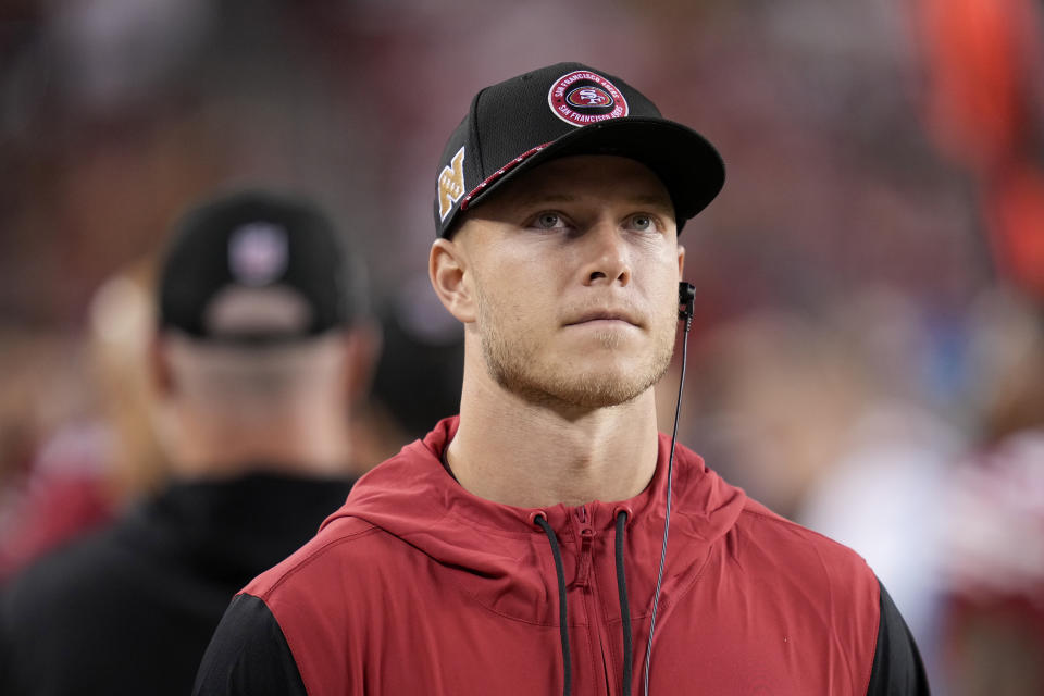 O running back do San Francisco 49ers, Christian McCaffrey, caminha na lateral do campo durante o segundo tempo de um jogo de futebol americano da NFL contra o New York Jets em Santa Clara, Califórnia, segunda-feira, 9 de setembro de 2024. (AP Photo/Godofredo A. Vásquez)