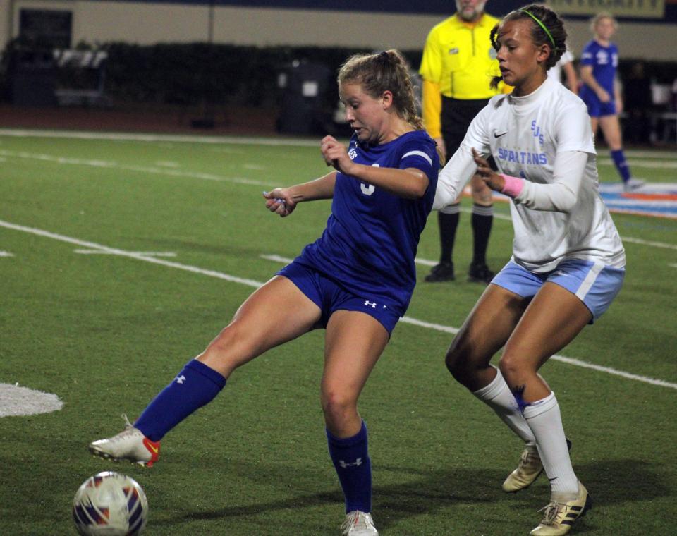 Bolles midfielder Hallie Nelson (9) controls the ball against St. Johns Country Day in a January game.