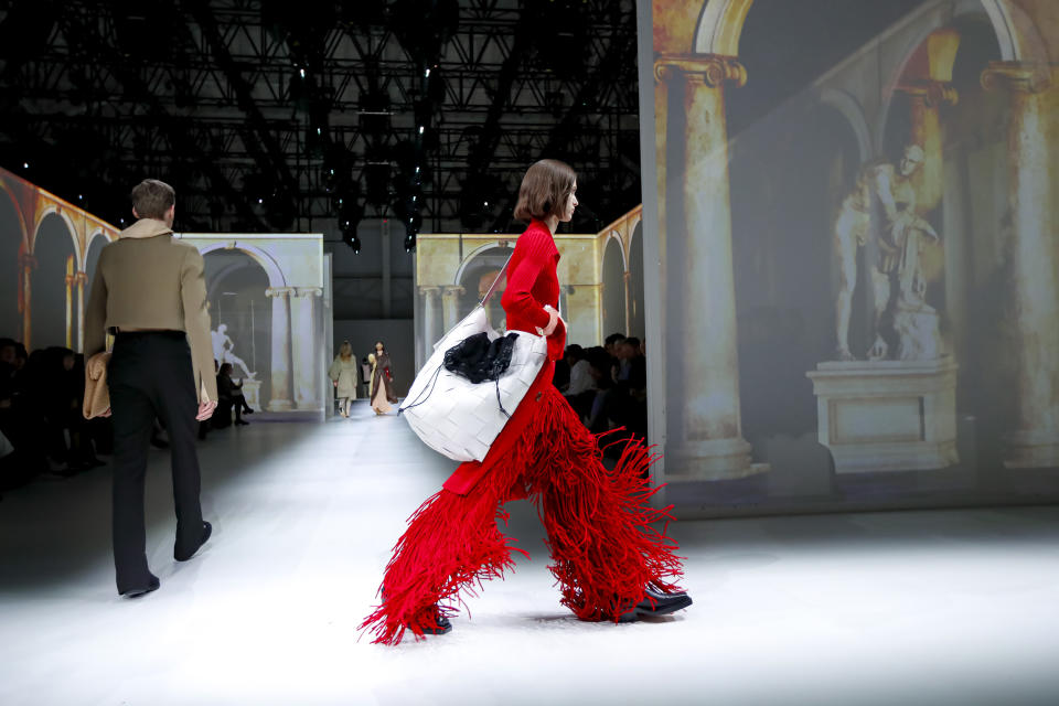 Modelos presentan conjuntos en un desfile de moda de Bottega Veneta en Milán, el 22 de febrero de 2020. (Valerio Mezzanotti/The New York Times).