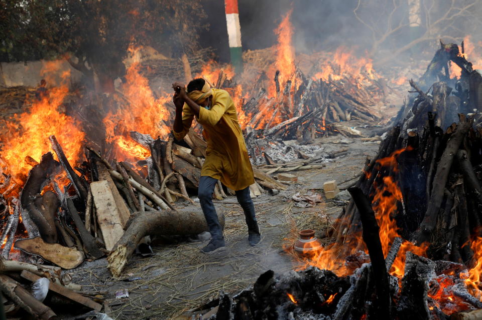 印度火葬場無法消化大量遺體，只能露天火化。圖片來源：Reuters。