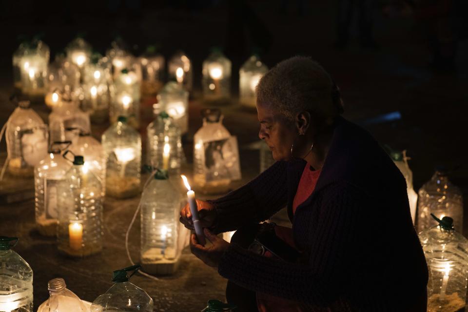 Una mujer enciende una vela por el 50o aniversario del golpe de Estado de 1973, en Montevideo, Uruguay, el martes 27 de junio de 2023. (AP Foto/Matilde Campodónico)