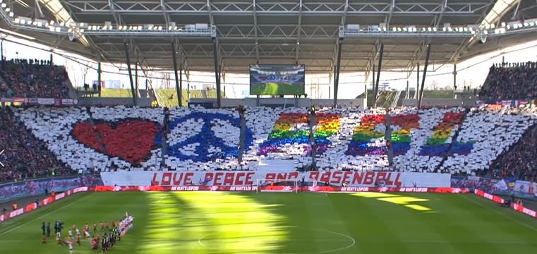 觀眾席上打著，「愛、和平和RB萊比錫」卻驅趕日本球迷。（圖／東森新聞）
