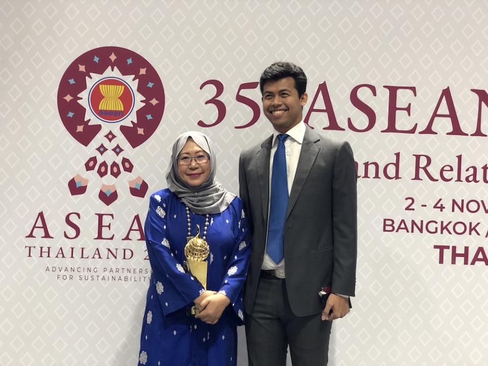 Mercy Malaysia founder Tan Sri Dr Jemilah Mahmood (left) and the founding director of the Surin Pitsuwan Foundation, Fuadi Pitsuwan, pose with her Asean Prize 2019 trophy in Bangkok November 3, 2019. — Picture by Debra Chong