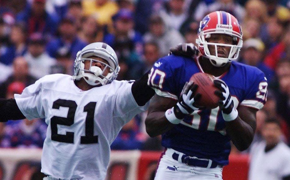 Eric Moulds catches a pass against the Raiders.