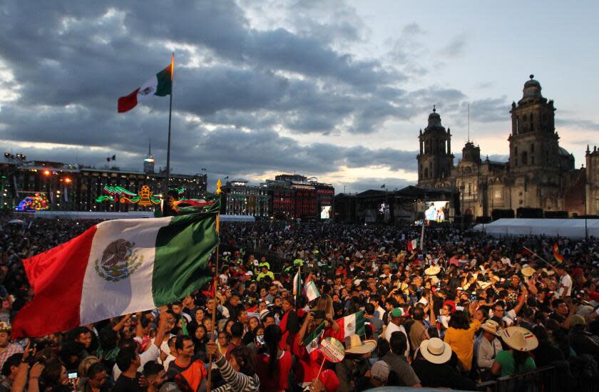 Miles de personas se congregan en la explanada del Zócalo para el Grito de la Independencia en Ciudad de México.