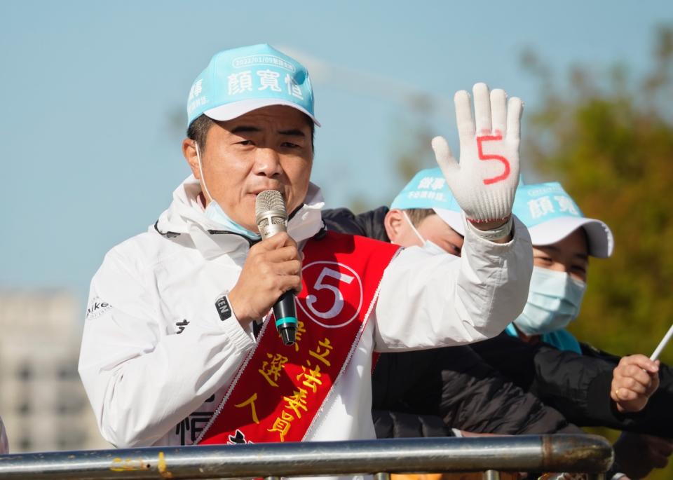 台中中二選區立委補選選戰進入倒數最後一天，國民黨籍立委候選人顏寬恆上午在同黨籍立委楊瓊櫻陪同下，在烏日市區掃街，有選民熱情的向顏寬恆比出5號手勢，也有不少市民冷眼以對。   圖：張良一/攝