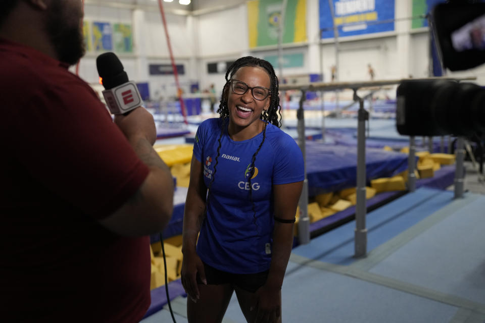 La gimnasta brasileña Rebeca Andrade sonríe durante un entrevista tras un entrenamiento rumbo a los Juegos Olímpicos, el 17 de mayo de 2024, en Río de Janeiro. (AP Foto/Silvia Izquierdo)