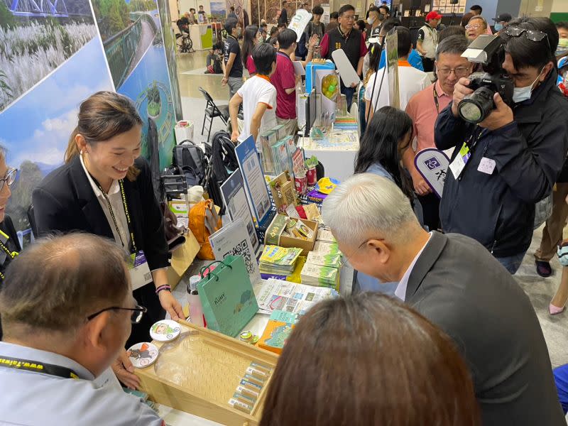 ▲全台各個風景區管理處紛紛拿出最精采的特色行程、小禮品極力吸引人潮。（圖／記者汪睿琦攝）