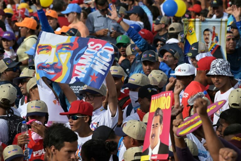 Unos partidarios del presidente de Venezuela, Nicolás Maduro, asisten al acto de cierre de su campaña por la reelección el 25 de julio de 2024 en Caracas (Yuri Cortez)