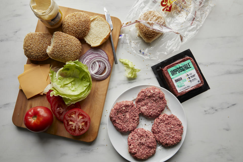 La hamburguesa Impossible Burger, que tiene 21 ingredientes, incluida la soya, según el sitio web de la empresa, en Nueva York, el 30 de agosto de 2019. (Con Poulos/The New York Times)