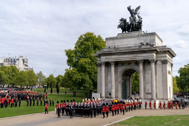 The State Gun Carriage carrying the Queen's coffin arrives at Wellington Arch