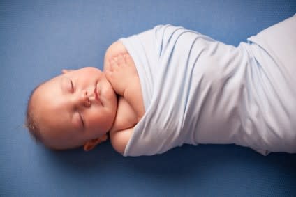 La técnica de swaddling implica envolver a un bebé con una cobija ligera de forma ceñida al cuerpo, para imitar la sensación de estar adentro del vientre. / Foto: iStockphoto