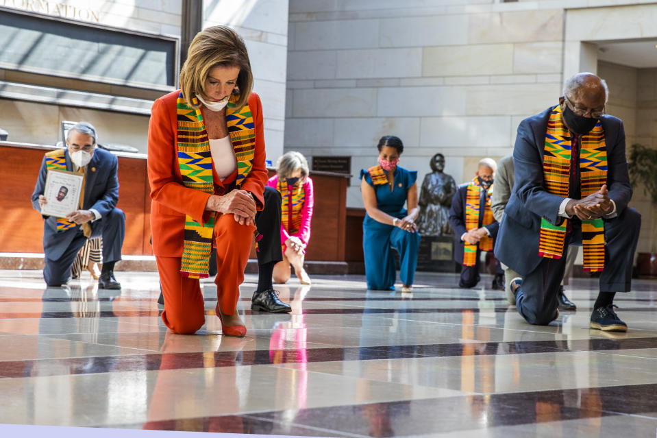 Nancy Pelosi (vorne, links), Sprecherin des US-Repräsentantenhauses, und James Clyburn (vorne, rechts), Abgeordneter im US-Repräsentantenhaus, knien zusammen mit führenden US-Demokraten in Gedenken an den brutalen Tod von George Floyd in der "Emancipation" Halle des US-Kapitols. Foto: Manuel Balce Ceneta / AP / dpa