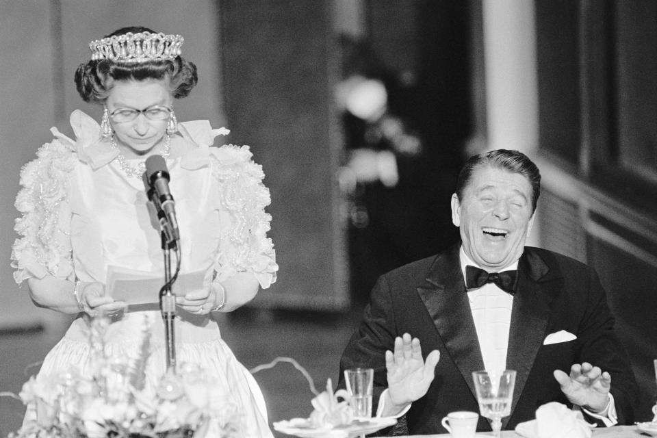 Der damalige US-Präsident Reagan lacht über einen Witz der Queen. (Bild: Getty Images)